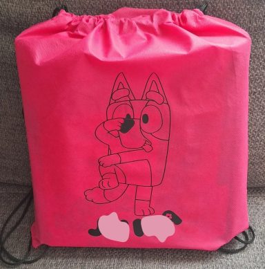 nachhaltige Geschenkverpackung Rosa Sporttasche mit schwarzem Druck eines Cartoon-Charakters, der eine Pose einnimmt.