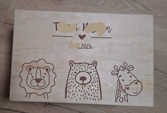 Erinnerungsbox zur Geburt Holzkiste mit Illustrationen eines Löwen, Bären und einer Giraffe.