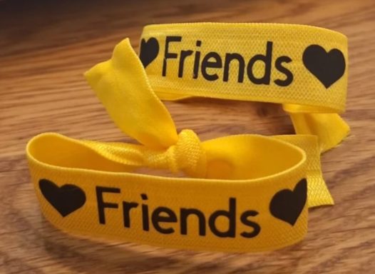 Armband für Freundinen Gelbe Armbänder mit der Aufschrift "Friends" und Herzen.