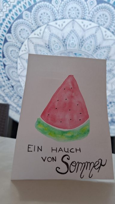 Aquarellmalerei Eine handgezeichnete Wassermelone mit der Aufschrift „Ein Hauch von Sommer“.