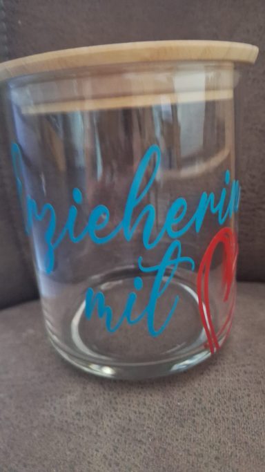 Abschiedsgeschenk Erzieher Glasbehälter mit Holzdeckel und der Aufschrift „Erzieherin mit Herz“.