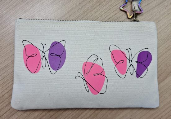 Kosmetiktäschle mit Schmetterlingen Beige Tasche mit drei bunten Schmetterlingen in Pink und Lila.