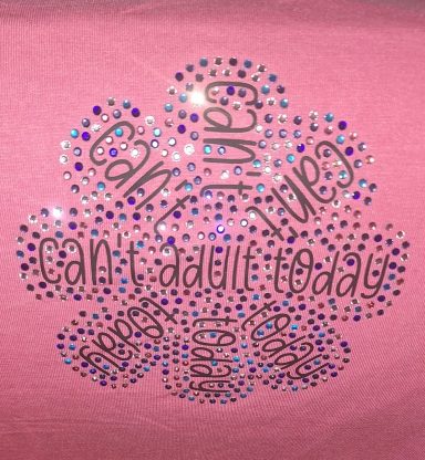 Strasssteine auf Shirt Rosa T-Shirt mit glitzerndem Text: "Can't adult today" in verschiedenen Schriftarten.