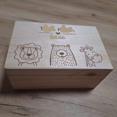 Erinnerungsbox zur Geburt Holzkiste mit Illustrationen eines Löwen, Bären und einer Giraffe.
