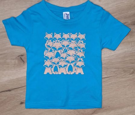 Shirt zum 1. Geburtstag Hellblaues T-Shirt mit orangefarbenem Muster von tanzenden Füchsen.